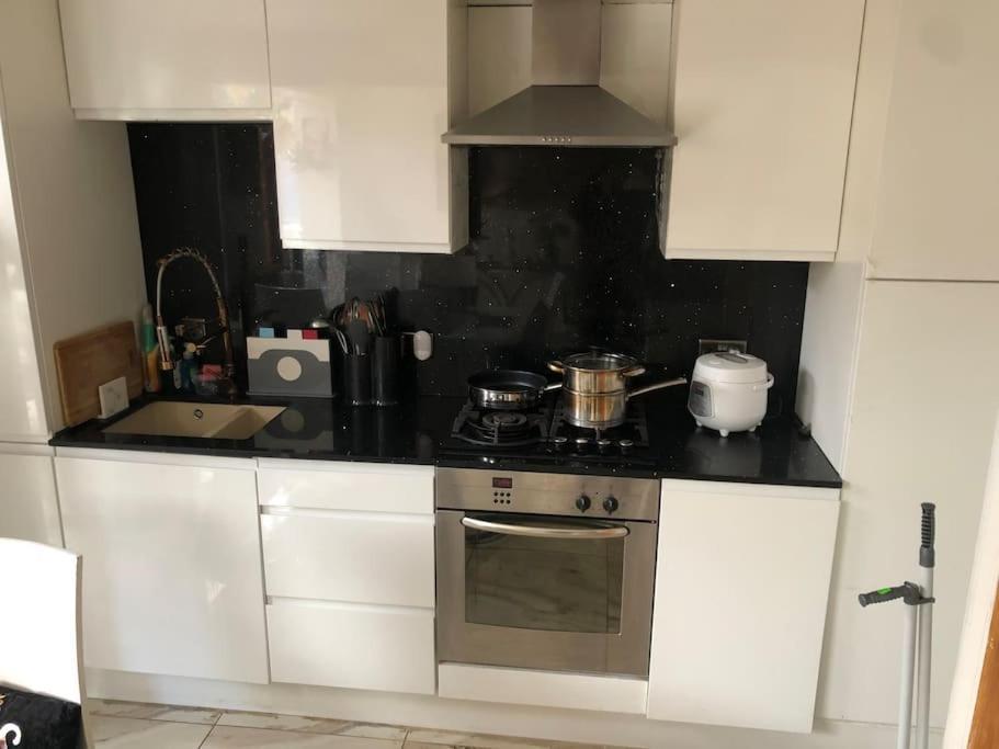 Cheerful 4 Bedroom House With Garden Free Parking London Exterior photo